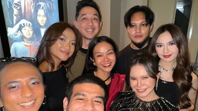 Parade Artis Tampil Elegan Kenakan Busana Hitam saat Gala Premier Film Dokumenter Rossa