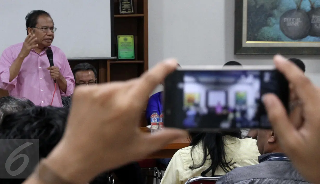Mantan Menko Maritim dan Sumberdaya Rizal Ramli, memberi keterangan usai menerima masyarakat dan tokoh Maluku di Tebet, Jakarta, Kamis (25/8). Masyarakat Maluku mengucapkan terima kasih karena telah memperjuangkan Blok Masela.(Liputan6.com/Angga Yuniar)