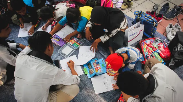 [Fimela] Social Designee, Menikmati Indahnya Hidup dengan Mengajar Anak-anak di Perkampungan