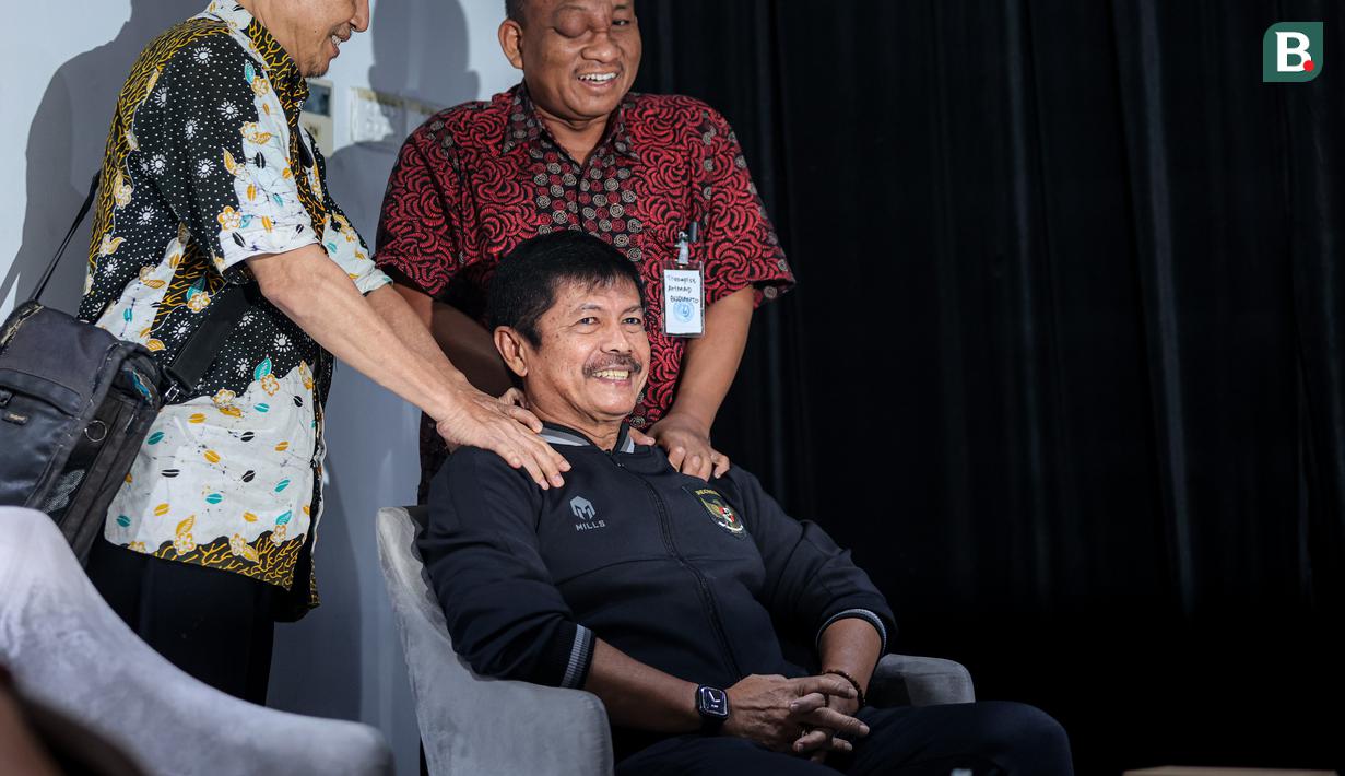 <p>Direktur Teknik PSSI, Indra Sjafri mendapatkan pijatan dari terapis setelah memberikan keterangan kepada media terkait kondisi terbaru Timnas Indonesia U-17 selama Piala Dunia U-17 yang berlangsung di Information Center Piala Dunia U-17, Grand Swiss-Belhotel, Jalan Bintoro, Surabaya, Sabtu (11/11/2023). (Bola.com/Bagaskara Lazuardi)</p>