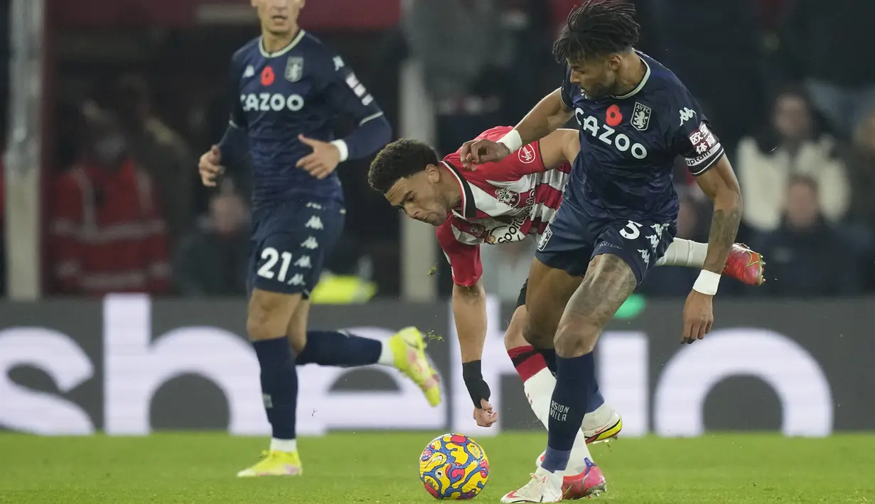 Bek Aston Villa Tyrone Mings berebut bola dengan penyerang Southampton Che Adams pada laga lanjutan Liga Inggris 2021-2022 di Stadion St Mary’s, Sabtu (6/11/2021) dini hari WIB. Bermain di kandang sendiri, Southampton mampu menang tipis 1-0 atas The Villans. (AP Photo/Frank Augstein)