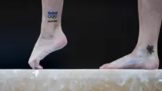 Pesenam artistik Kanada, Shallon Olsen tampil di atas balok keseimbangan selama kualifikasi senam artistik putri Olimpiade Tokyo 2020, di Tokyo pada 25 Juli 2021, di Tokyo. Berbeda dengan negara lain, di Jepang tato dianggap sebagai hal yang tabu dan memiliki kesan yang buruk. (AP/Natacha Pisarenko)