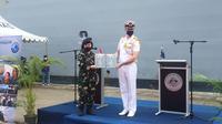 Kolonel Lusiana P menerima bantuan secara simbolik dari tentara Australia untuk keluarga korban KRI Nanggala (Liputan6.com/Teddy Tri Setio Berty).