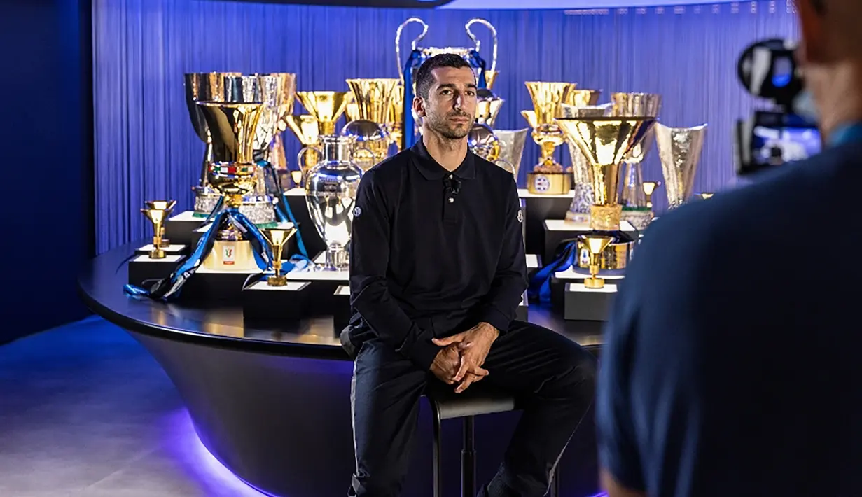 Henrikh Mkhitaryan. Gelandang serang Armenia berusia 33 tahun ini baru saja didatangkan Inter Milan secara gratis dari AS Roma yang telah 2 musim dibelanya untuk mengarungi musim 2022/2023 dan terikat kontrak hingga Juni 2024. Bersama AS Roma ia total tampil dalam 117 laga di semua ajang dengan torehan 29 gol dan 28 assist. (inter.it)