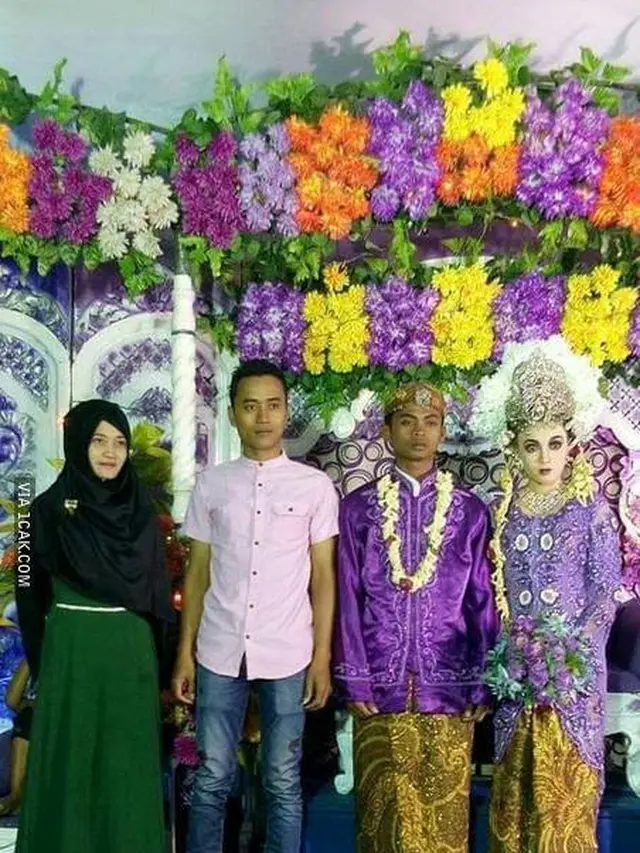 6 Gaya Nyeleneh Pengantin di Pelaminan Ini Bikin Tamu Undangan Ngakak