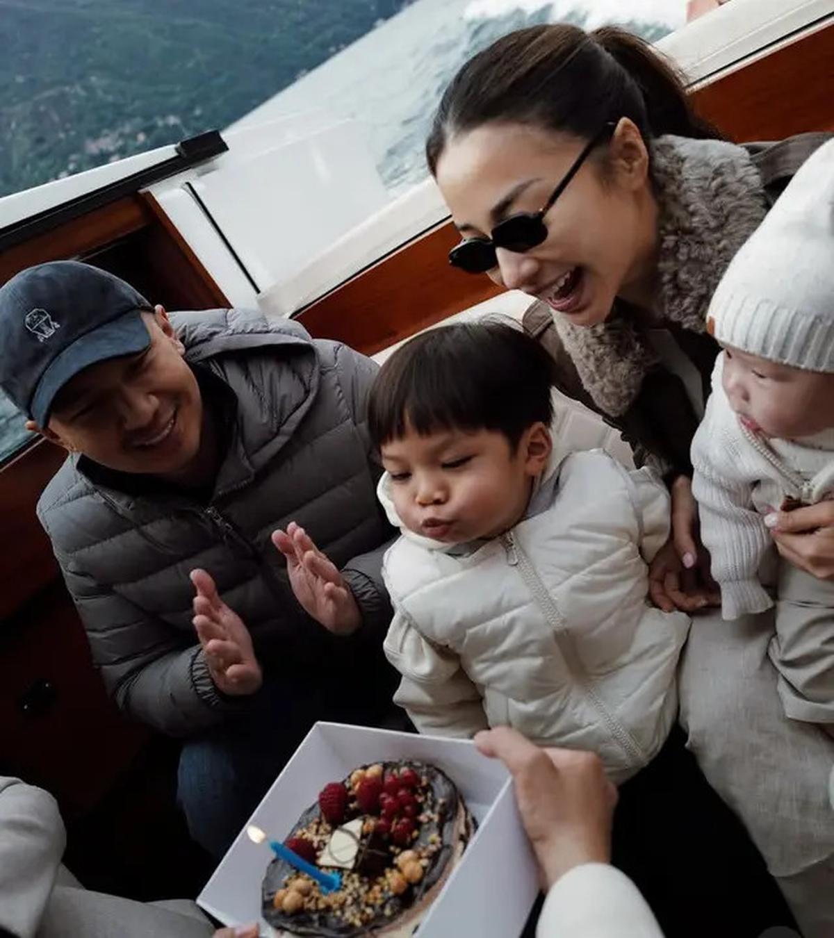 6 Gaya Old Money Nikita Willy Rayakan Ulang Tahun Putranya Issa ke-3 Naik Perahu di Danau Italia