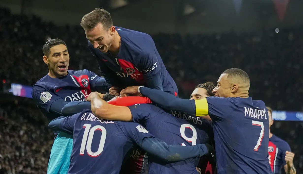 Penyerang Paris Saint-Germain (PSG) Ousmane Dembele berselebrasi dengan rekan setimnya setelah mencetak gol ke gawang AS Monaco pada pekan ke-13 Liga Prancis 2023/2024  di Parc de Princes, Sabtu (25/11/2023) WIB. (AP Photo/Michel Euler)