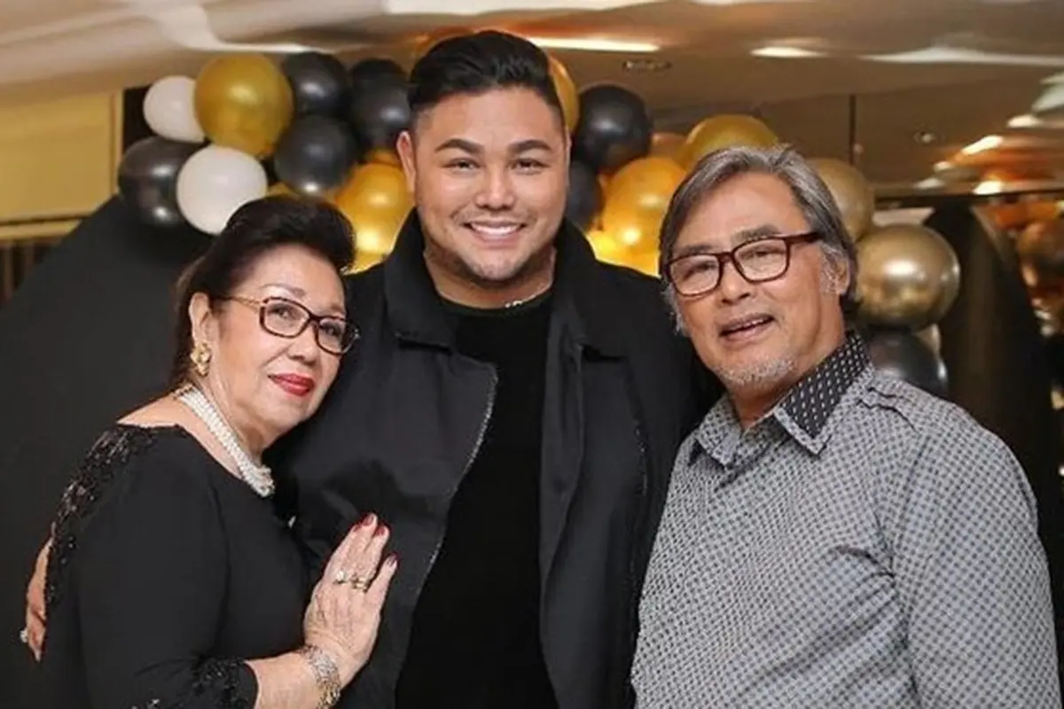 Jarang Tersorot, Ini 6 Potret Kebersamaan Ivan Gunawan dan Sang Ayah