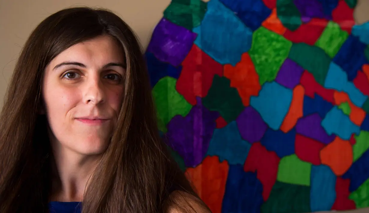 Danica Roem (33) saat berada di kantor kampanyenya, di Manassas, Virginia, (22 /9). Roem berhasil memenangkan suara mayoritas pemilih untuk mendapatkan kursi di legislatif di Virginia. (AFP PHOTO/Paul J. Richards)