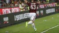 Selebrasi penyerang AC Milan, Patrick Cutrone usai menjebol gawang Cagliari di San Siro, Senin (28/8/2017) dinihari WIB. (AP Photo/Luca Bruno)