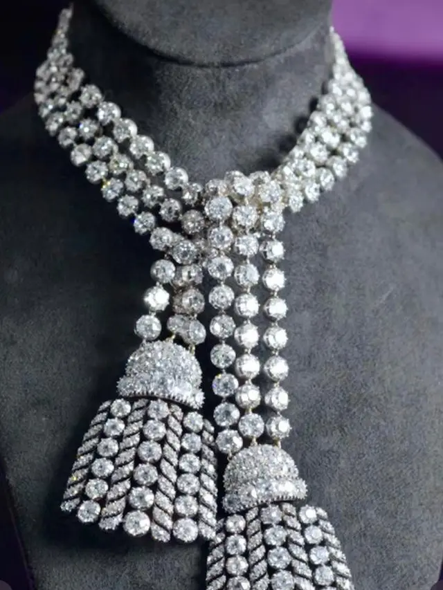 Ilustrasi kalung berlian yang terlibat dalam skandal Marie Antoinette berada di rumah lelang Sotheby's