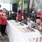 Politikus PDIP yang juga Grandmaster catur Utut Adianto menyemarakan peresmian kantor Sekretariat DPP Taruna Merah Putih (TMP) di Jalan Prof Moh Yamin Nomor 1 Menteng, Jakarta Pusat, Senin (28/11/2022) dengan mengadakan ekshibisi catur. (Foto: Istimewa).