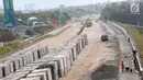 Pekerja menyelesaikan pembangunan proyek Tol Cijago Seksi II di kawasan Depok, Jawa Barat, Kamis (6/9). Progres pembangunan proyek Tol Cijago Seksi II telah mencapai 90 persen. (Liputan6.com/Immanuel Antonius)