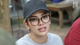 Aktris Nikita Mirzani menggelar jumpa pers di kawasan Kemang Jakarta, Rabu (4/10). Niki juga membantah telah menulis cuitan melalui akun twitter @NikitaMirzani tentang film G30SPKI, apalagi sampai menyeret nama Panglima TNI. (Liputan6.com/Herman Zakharia)