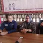 Ketua DPD Nasdem Garut sekaligus istri Bupati Garut Rudy Gunawan, Diah Kurniasari, mengklarifikasi dugaan pelanggaran pemilu, akibat kejadian saweran uang di halaman Gedung KPUD beberapa waktu lalu.  (Liputan6.com/Jayadi Supriadin)