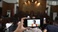 Foto Gubernur Aceh nonaktif Irwandi Yusuf terpampang pada layar handphone saat sidang praperadilan di PN Jakarta Selatan, Rabu (24/10). Hakim tunggal Riyadi Sunindyo menolak permohonan praperadilan Irwandi Yusuf. (Liputan6.com/Herman Zakharia)