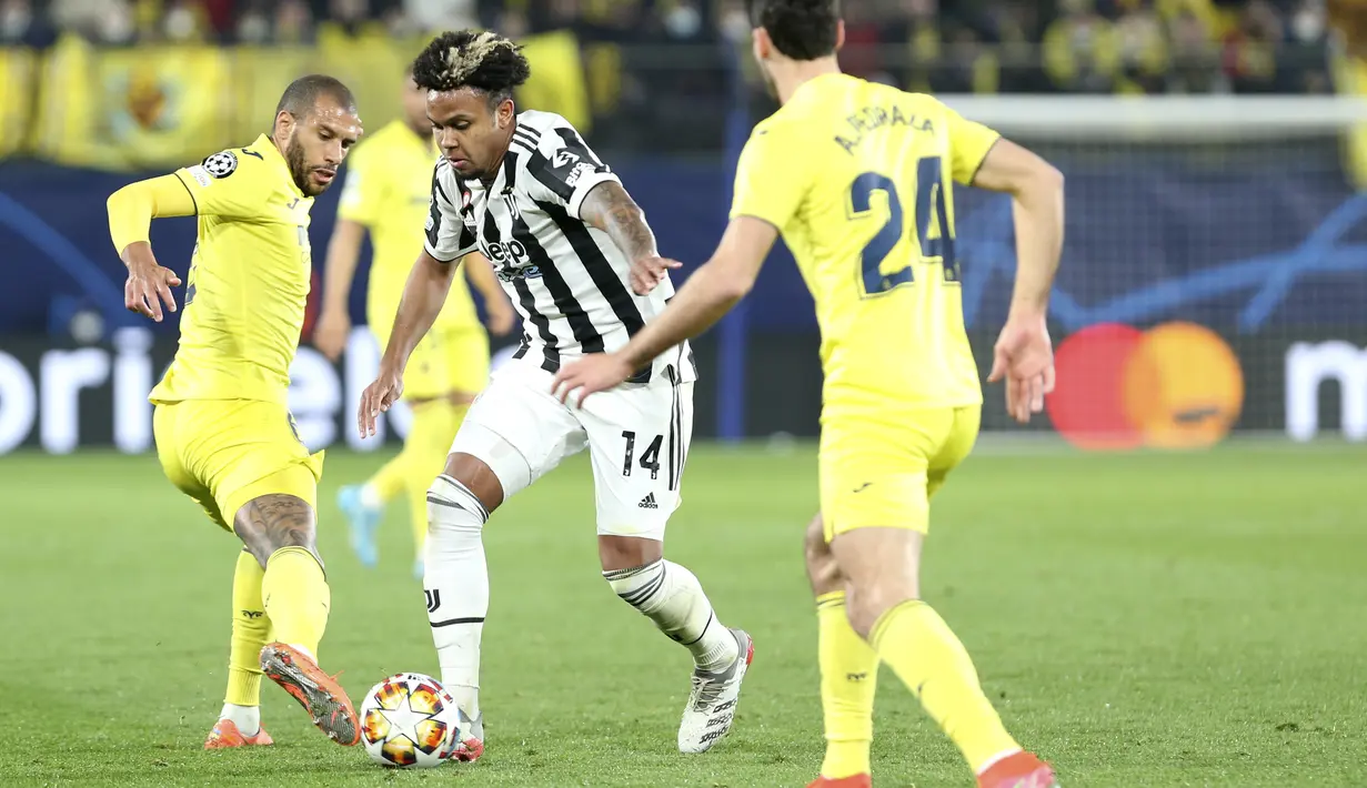 Gelandang Juventus, Weston McKennie membawa bola dari kawalan pemain Villarreal, Etienne Capoue dan Alfonso Pedraza pada pertandingan leg pertama Liga Champions di Estadio de la Ceramica, Spanyol, Rabu (23/2/2022).  Juventus bermain imbang atas Villarreal 1-1.  (AP Photo/Alberto Saiz)