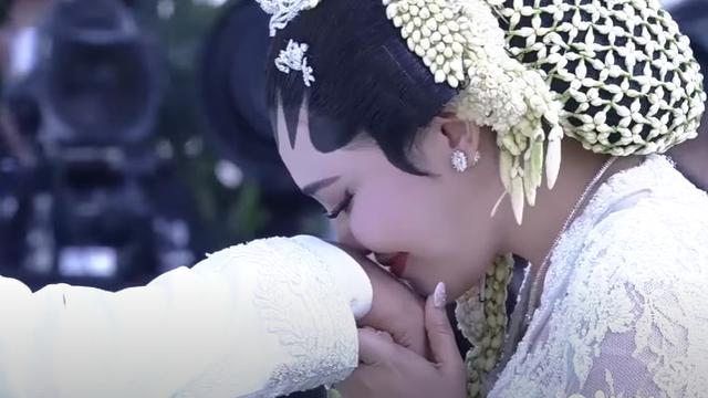 6 Momen Akad Nikah Via Vallen dan Chevra Yolandi, Kental dengan Adat Jawa