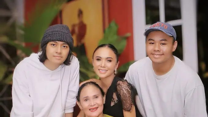 Yuni Shara, Supermom Single Parent dengan Pola Asuh Disiplin yang Hangat