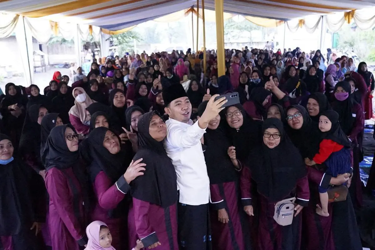 Gus Fawait memberikan penguatan dan semangat kepada emak-emak dalam Apel Sholawat Kebangsaan LSN di Jember. (Istimewa).