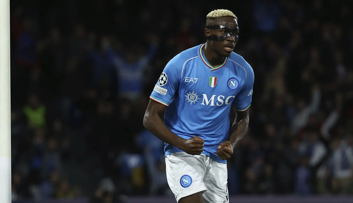 Pemain Napoli, Victor Osimhen melakukan selebrasi setelah mencetak gol ke gawang Braga pada laga lanjutan Grup C Liga Champions 2023/2024 di Armando Maradona Stadium, Napoli, Italia, Rabu (13/12/2023) dini hari WIB. (AP Photo/LaPresse/Alessandro Garofalo)