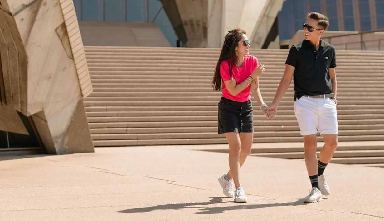 Tetap kasual dengan memadukan rok mini denim hitam dan kaus plus sneakers versi Ussy. [@ussypratama]