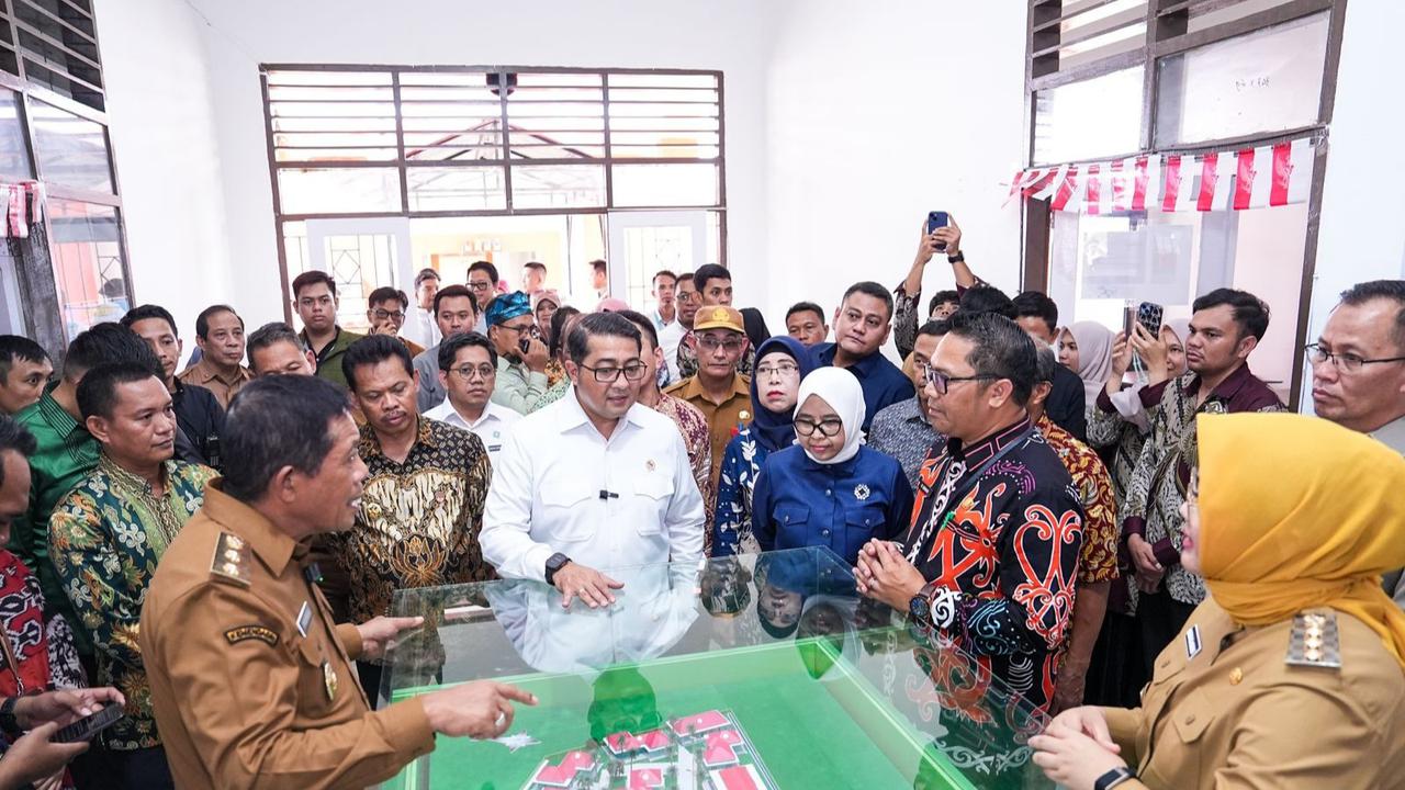 Menteri Ekraf) Teuku Riefky Harsya meninjau langsung Sekolah Rakyat Menengah Pertama (SRMP) di Kendari, Sulawesi Tenggara