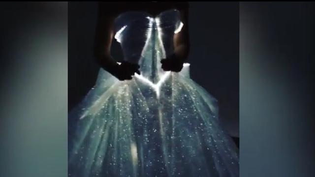 Heboh, Gaun Menyala dalam Gelap di Red Carpet Met Gala