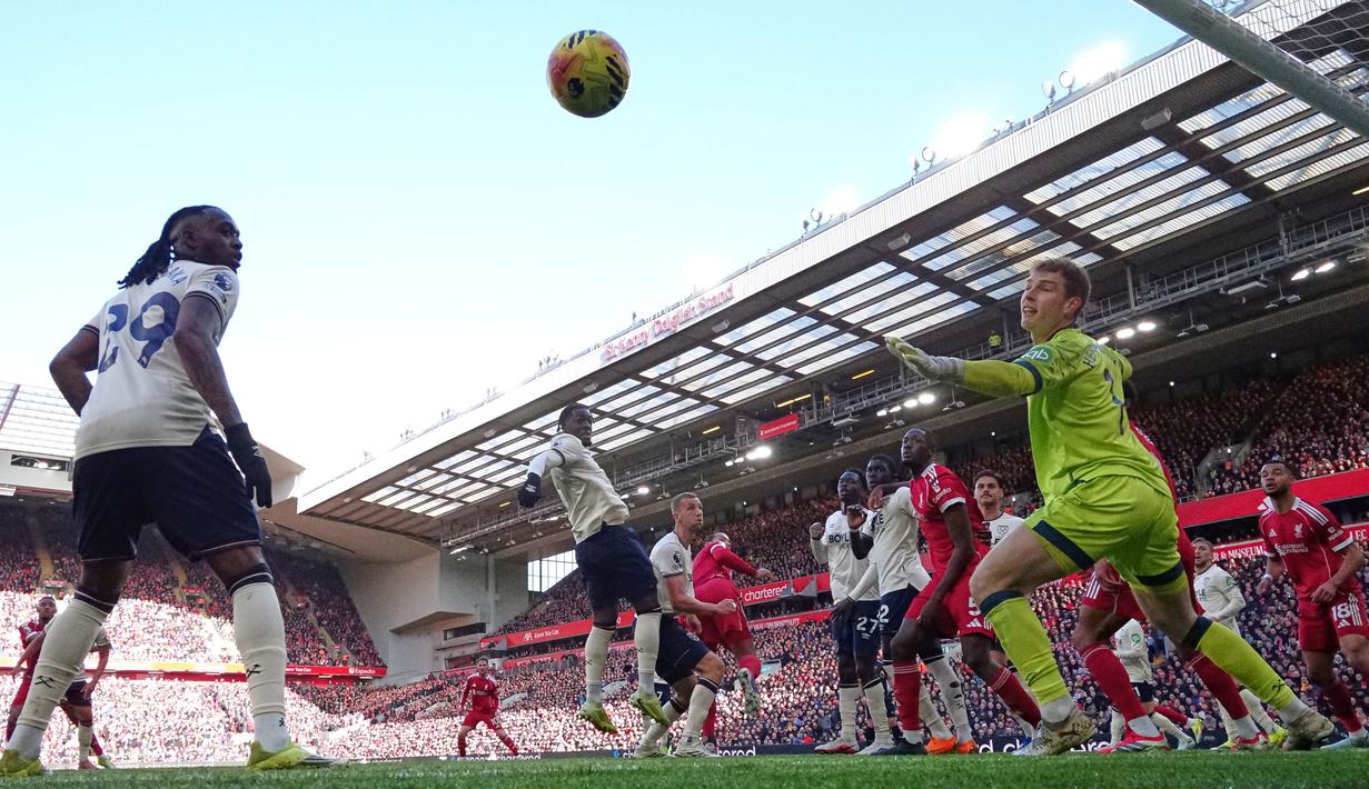 Gol lain Liverpool juga dilesatkan oleh Virgil van Dijk (24'), Cody Gakpo (70'), dan gol bunuh diri dari Axel Disasi (82'). Sementara itu, dua gol tim tamu dicetak oleh Tomas Soucek (49') dan Taty Castellanos (75'). (AP Photo/Jon Super)