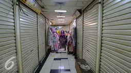 Seorang penjual tampak merapikan barang dagangannya di Pasar Tanah Abang Blok C, Jakarta, Selasa (21/7/2015). Aktivitas ekonomi di blok tersebut perlahan-lahan mulai kembali pulih setelah liburan lebaran. (Liputan6.com/Faizal Fanani)