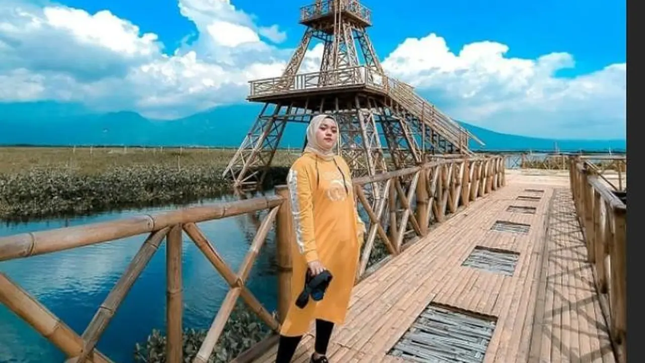 Wisata Menara Eiffel Berbahan Bambu di Tengah Rawa Pening Semarang