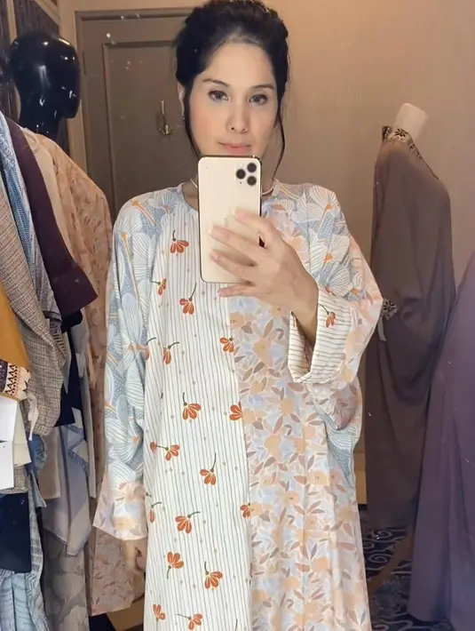 Loose dress bermotif dengan palet warna pastel juga tak kalah menarik.  [@annisayudhoyono]