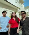 Kunjungan keduanya ke Surabaya ialah dalam rangka agenda The House of Revolutions (THR) Group yang beranggotakan Thariq Halilintar hingga putra Ganjar Pranowo, Alam Ganjar. [@aaliyah.massaid/@harrisvirza/@thariqhalilintar]