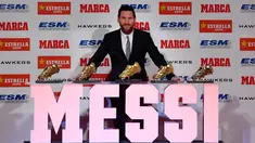 Megabintang Barcelona, Lionel Messi berpose dengan Sepatu Emas Eropa 2018 dan empat trofi lainnya dalam acara di Antiga Fabrica Estrella Damm, Selasa (18/12). Messi berhak atas penghargaan itu setelah mengumpulkan gol terbanyak musim lalu (LLUIS GENE/AFP)