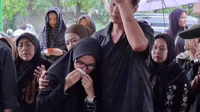 Pemakaman Ibu Ussy Sulistiawaty