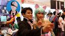 Dua orang cosplay sedang selfie pada gelaran Popcon Asia 2016 di Jakarta Convention Center (JCC), Jakarta (14/08). Festival yang berlangsung 12-14 Agustus diikuti 225 booth pegiat kreatif tanah air. (Liputan6.com/Fery Pradolo)