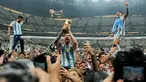 Pemain Argentina Lionel Messi mengangkat trofi juara di depan para penggemar usai mengalahkan Prancis pada pertandingan sepak bola final Piala Dunia 2022 di Stadion Lusail, Lusail, Qatar, 18 Desember 2022. Argentina menang 4-2 dalam adu penalti setelah pertandingan berakhir imbang 3 -3. (AP Photo/Martin Meissner)