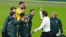 Pelatih Italia, Roberto Mancini (kedua kanan) memberi selamat kepada kiper Gianluigi Donnarumma setelah semifinal Euro 2020 melawan Spanyol di Stadion Wembley, London, Inggris, Rabu (7/7/2021). Italia akan bertemu antara pemenang Inggris vs Denmark di babak final. (AP Photo/Matt Dunham,Pool)