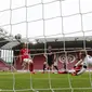 Pemain RB Leipzig, Timo Werner, mencetak gol ke gawang Mainz 05 di Mainz, Minggu (24/5/2020). RB Leipzig menang dengan skor 5-0 atas Mainz 05. (AP/Kai Pfaffenbach)