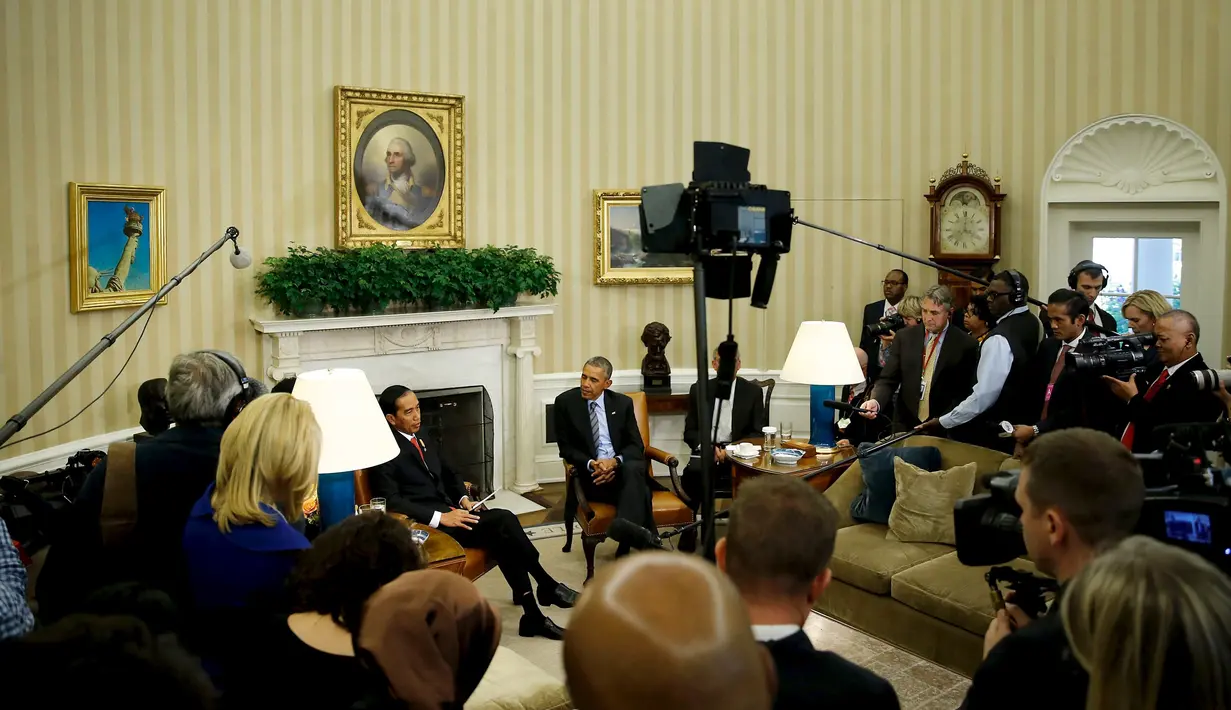 Presiden AS Barack Obama dan Presiden RI Jokowi (tengah) memberi keterangan pers usai pertemuan di Gedung Putih, Washington, Senin (26/10). Pada kesempatan tersebut Jokowi mengajak Obama bekerja sama mengembangkan ekonomi digital. (REUTERS/Jonathan Ernst)