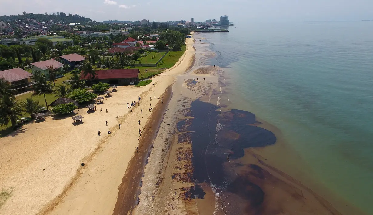 Gambar dari udara tumpahan minyak di Pantai Kemala, Balikpapan, Kalimantan Timur, Senin (2/4). Pipa bawah laut Pertamina pecah akibat tersangkut jangkar kapal pengangkut batu bara. (AFP)