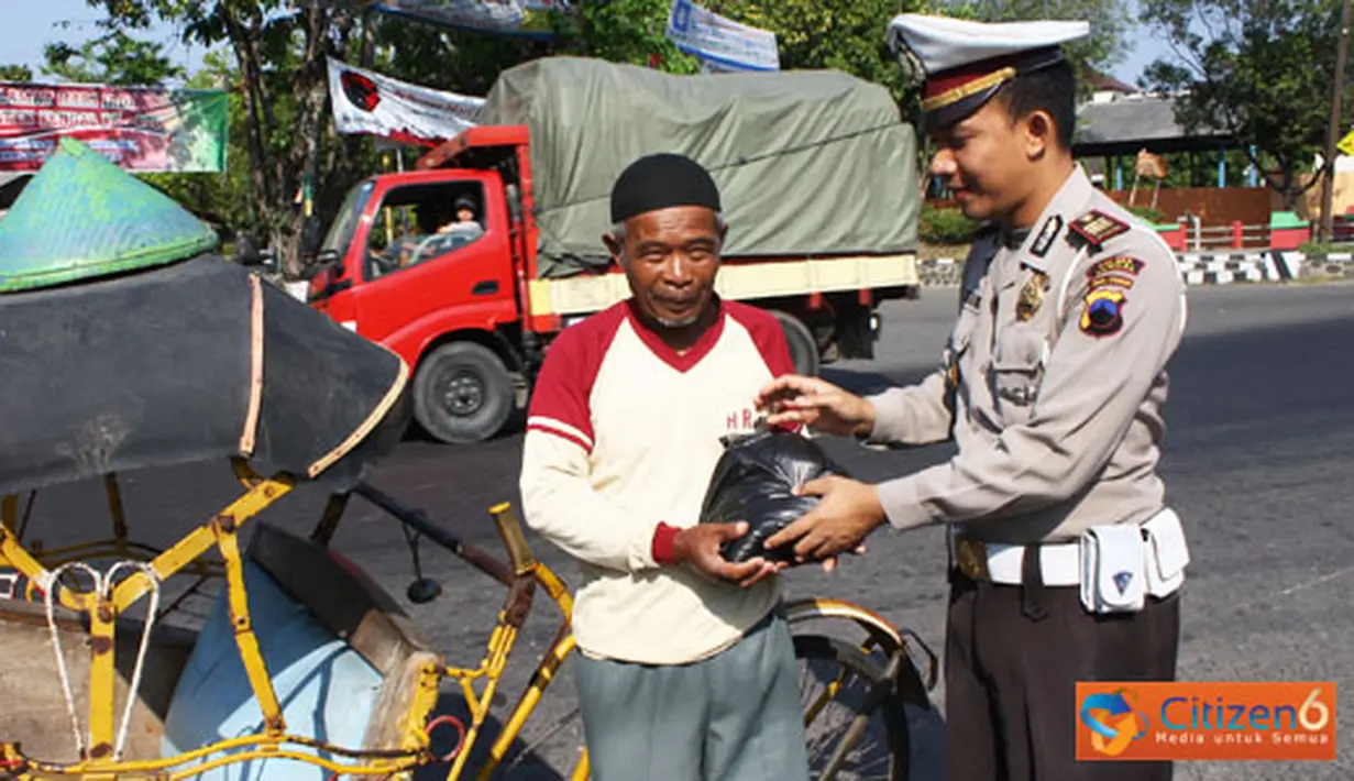 Citizen6, Kendal: Dalam rangka HUT Satlantas ke-56, jajaran Satlantas Polres Kendal menggelar rangkaian kegiatan yang diawali dengan pembagian 500 paket sembako kepada warga tak mampu Jumat (23/9). (Pengirim: Aryo Widiyanto)