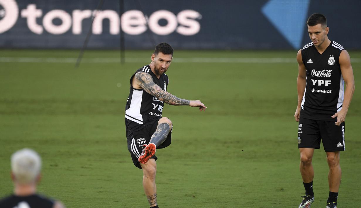 Selama Lionel Scaloni memegang Timnas Argentina, Lionel Messi tercatat telah bermain 34 kali bersama Albiceleste. Dari seluruh laga, La Pulga hampir selalu diturunkan sebagai starter, yatu sebanyak 33 kali, sementara 1 laga lain dimulainya dari bangku cadangan. (AP/Michael Laughlin)
