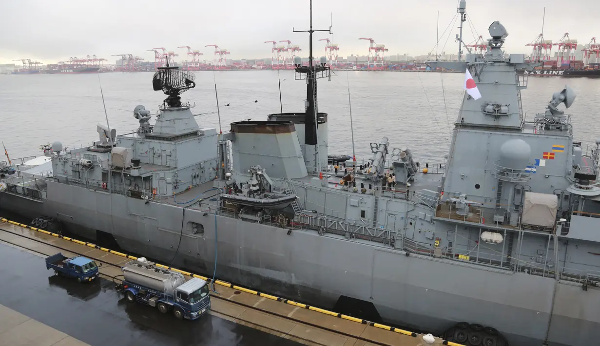 Kapal Fregat angkatan laut Jerman Bayernberlabuh di Terminal Kapal Pesiar Internasional di Tokyo, Selasa (9/11/2021). Fregat Jerman mengunjungi Tokyo setelah dua hari latihan bersama dengan kapal perusak Pasukan Bela Diri Maritim Jepang Samidare di Samudra Pasifik di tengah laut. (AP Photo/Koji Sasa