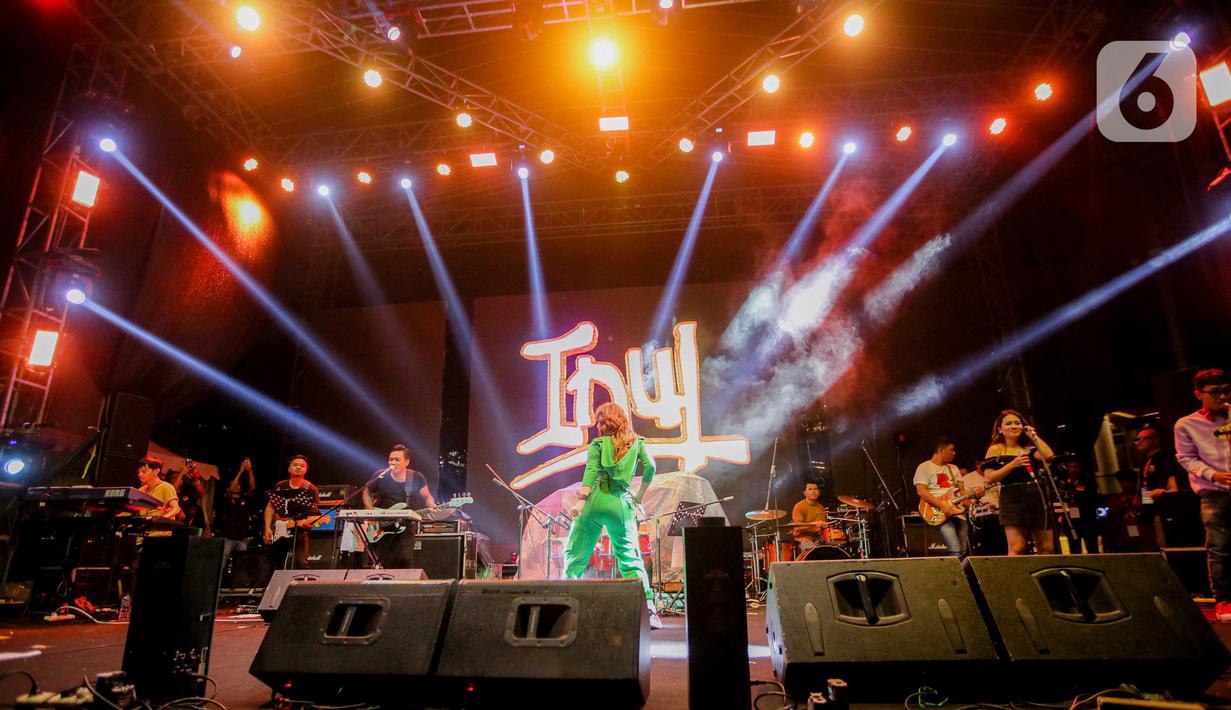 Inul tak kenal lelah bergoyang menghentak-hentakan pinggulnya di hadapan para penonton. (Liputan6.com/Faizal Fanani)