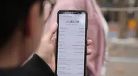 Seseorang menunjukkan sejumlah tagihannya di paylater salah satu di e-commerce. (Gempur M Surya/Liputan6.com)