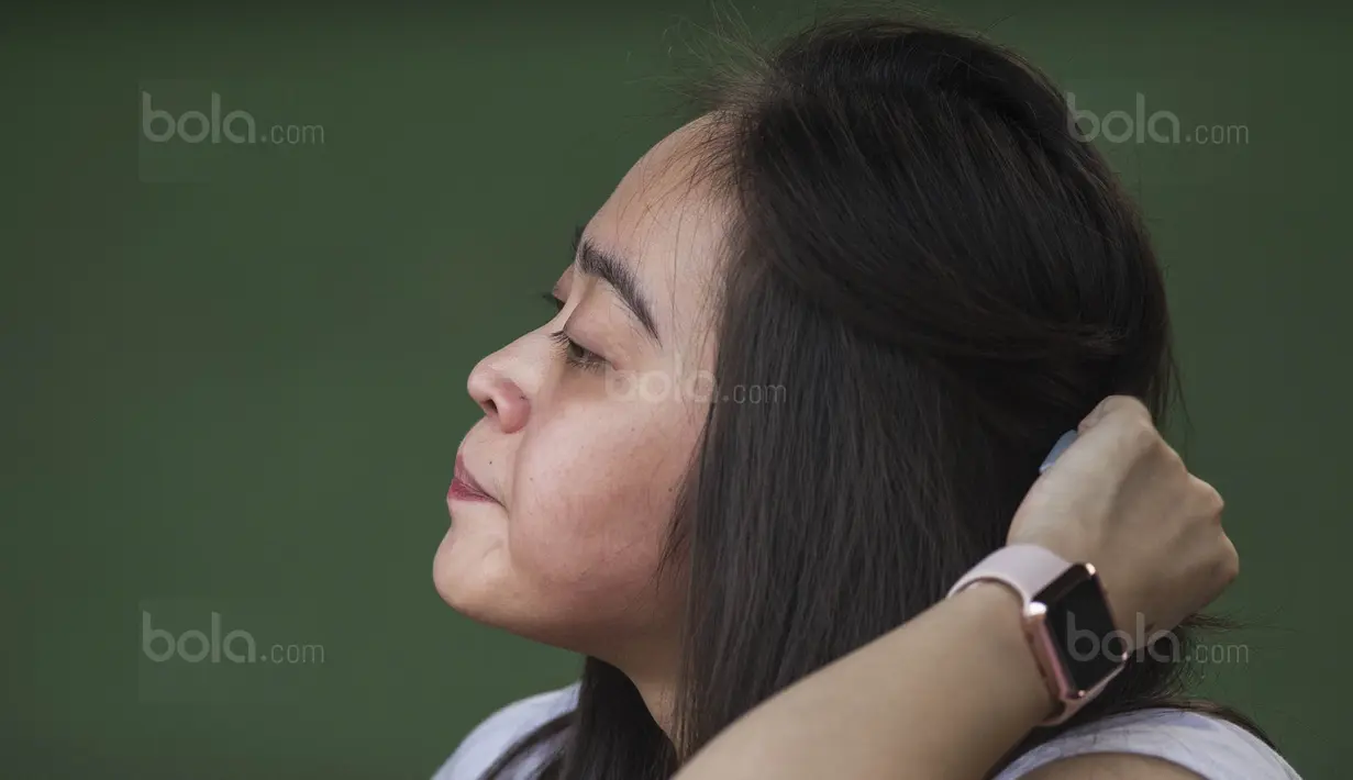 Pacar dari Hansamu Yama, Zakiera Nisha, merapihkan rambut saat datang menonton latihan Timnas Indonesia U-22 di Lapangan SPH Karawaci, Banten, Jumat (11/8/2017). (Bola.com/Vitalis Yogi Trisna)