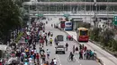  Sejumlah masyarakat berolahraga saat car free day di kawasan bunderan HI, Jakarta, Minggu (25/12). Walaupun CFD ditiadakan karena bertepatan dengan perayaan Natal. Namun, beberapa warga tetap meluangkan berolahraga. (Liputan6.com/Faizal Fanani)