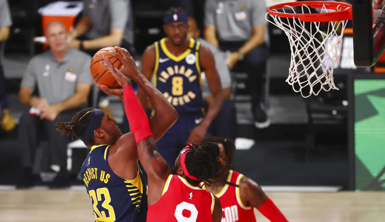 Pebasket Indiana Pacers, Myles Turner, memasukkan bola saat melawan Houston Rockets pada laga NBA, Rabu (12/8/2020). Houston Rockets dikalahkan Indiana Pacers dengan skor 104-108. (Kim Klement/Pool Photo via AP)
