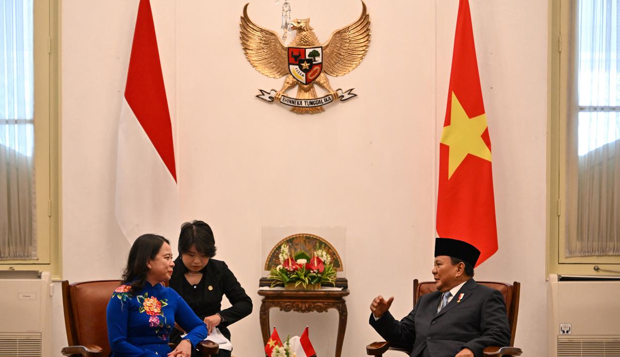 Presiden Indonesia, Prabowo Subianto (kanan) saat mengadakan pertemuan dengan Wakil Presiden Vietnam Vo Thi Anh Xuan di Istana Kepresidenan Republik Indonesia, Jakarta pada Senin 21 Oktober 2024. (BAY ISMOYO/POOL/AFP)